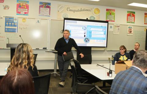 Gardner Center Deputy Director Jorge Ruiz de Velasco leads a meeting